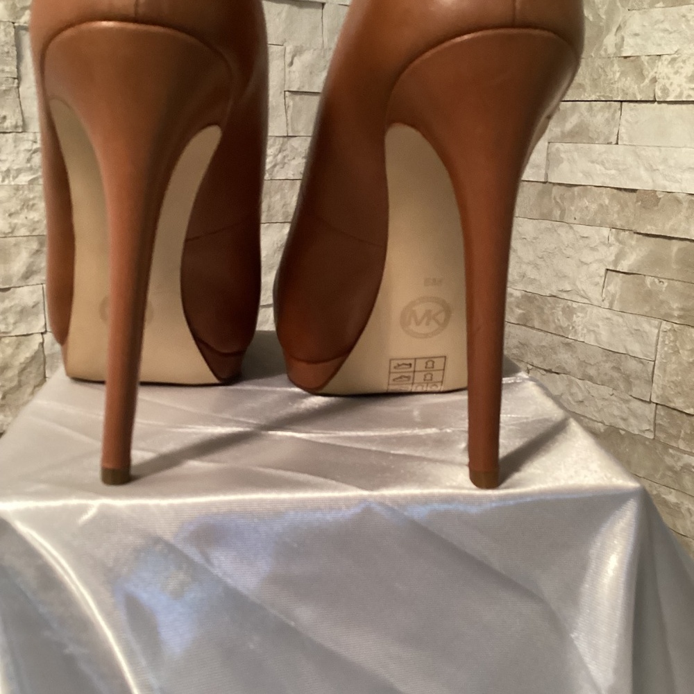 Michael Kors Hamilton Platform Pump - Picture 6 of 10
